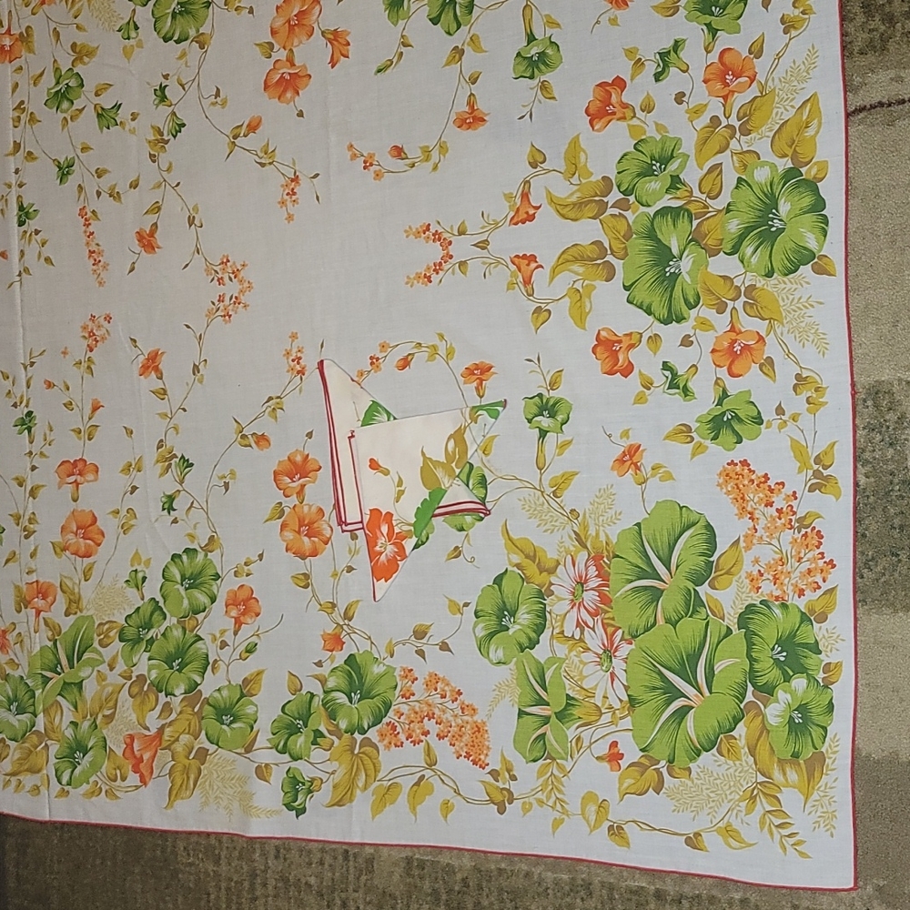 Vintage 70s Floral Tablecloth & 2 matching napkins